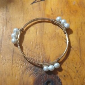 Elegant Gold and Pearl Bracelet